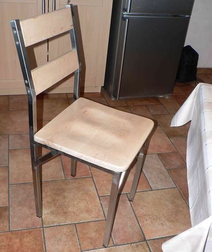 Ein Küchenstuhl mit Edelstahlgestell, Sitz und Lehne aus Ahornholz