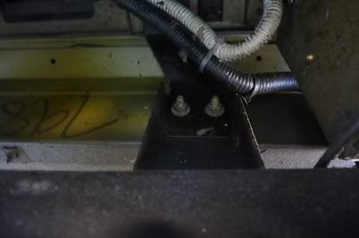 Am Unterboden aufgeklebte Edelstahlschrauben mit Trägerplatten