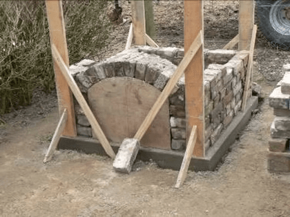 Gemauerter Sockel aus Feldbrandsteinen mit Holzlatten und gespannter Richtschnur