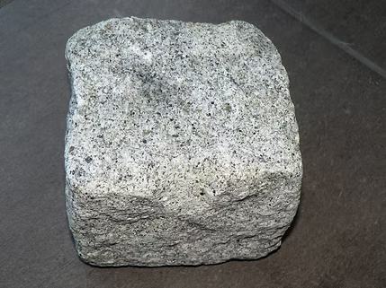 Ein grauer Granitstein zum Beschweren