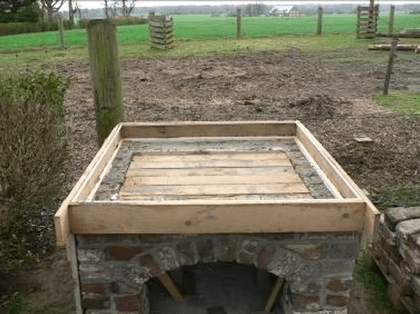 Holzschalung für die Betondecke auf dem gemauerten Sockel