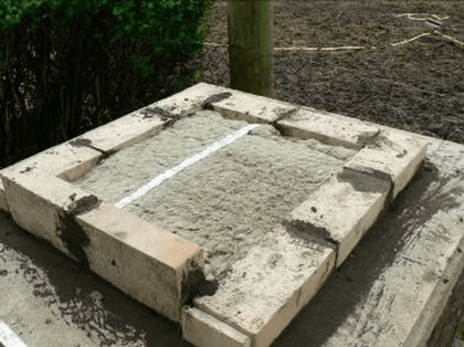 Isolierschicht aus Steinwolle und Quarzsand innerhalb des Steinrahmens