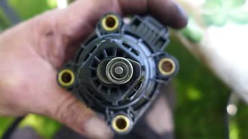 Der Stellmotor des AGR-Ventils in einer Hand