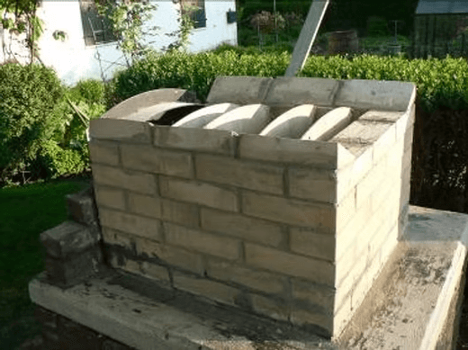 Das Gewölbe aus hellen Schamottesteinen wird über halbrunden Holzschablonen gemauert