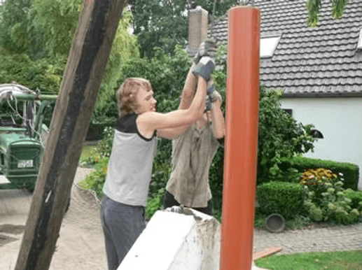 Die beiden Söhne ziehen am Seil, an dem der Plunscher hängt