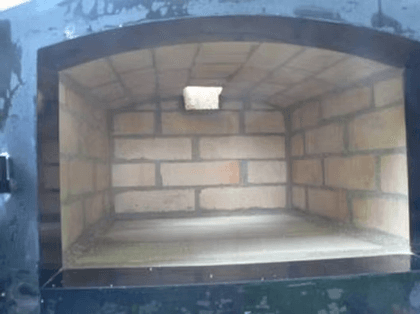 Blick in den gemauerten Backraum mit Schamotteboden und -gewölbe