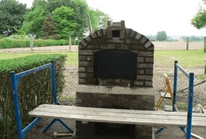 Der Ofen mit fertiger Front, davor eine Arbeitsbank